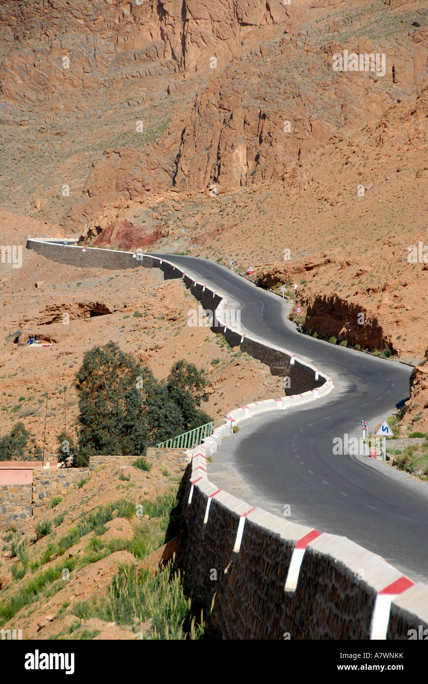 Land Straße schlängelt sich durch die roten Felsen Berge hohe Atlas Gorges du Zis in der Nähe von Ar-Rachidia Marokko Stockfoto