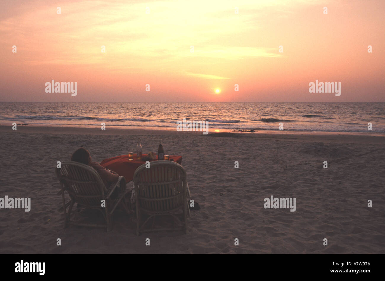 GOA genießen Sie einen Sundowner am Colva Strand von Benaulim Stockfoto