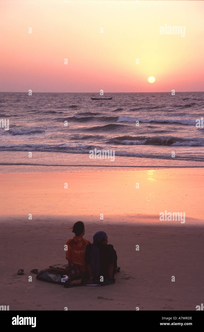 GOA, INDIEN. Ein junges Paar genießen einen wunderschönen Sonnenuntergang über dem arabischen Meer von Benaulim Colva Beach. Stockfoto