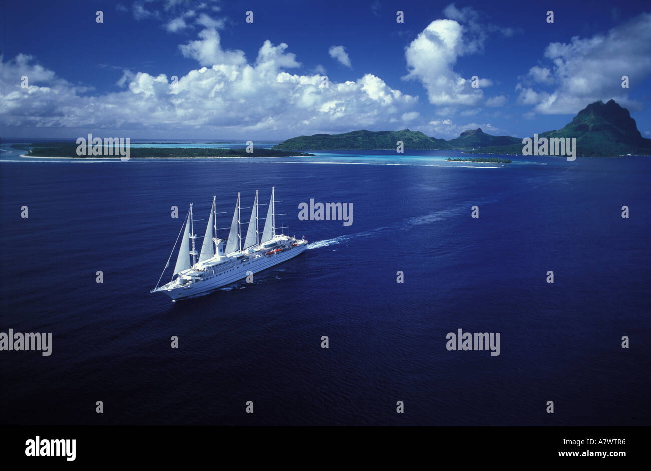 Frankreich, Französisch-Polynesien, Club Med II (eine Linie-Kreuzer) Aufrechnung Bora-Bora (Luftbild) Stockfoto