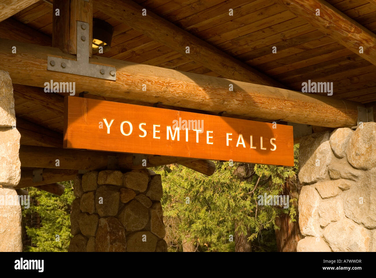 Yosemite Falls Zeichen an Bushaltestelle Stockfoto