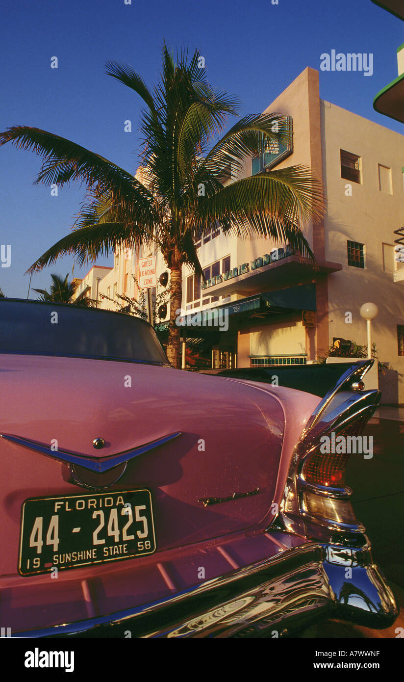 USA, Florida, Miami Beach, die Rückseite eines Cadillacs am Ocean Drive Stockfoto