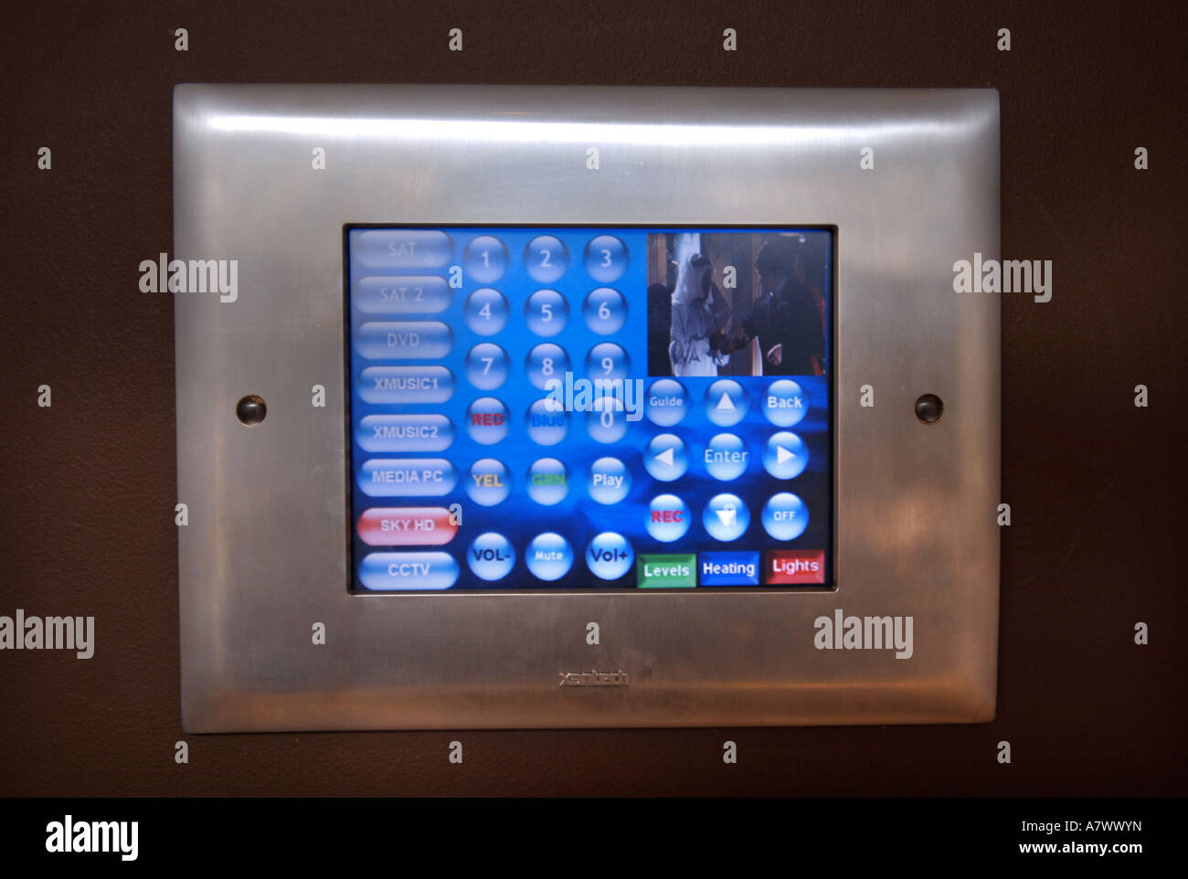 EINE SENSIBLE TOUCH-BEDIENFELD IN EINEM INTELLIGENTEN HAUS MIT INTEGRIERTEN SYSTEMEN SICHERHEIT AUDIO-VISUELLE HEIZUNG UND BELEUCHTUNG UK Stockfoto