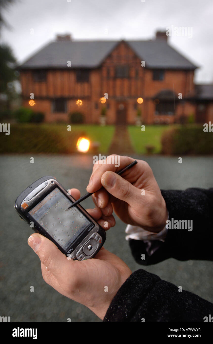 EINE AUTOMATISIERTE SMART HOUSE, WO VERSCHIEDENE FUNKTIONEN, EINSCHLIEßLICH DER GARDEN LIGHTS VON TEXT MESSAGING-UK BEDIENT WERDEN KANN Stockfoto