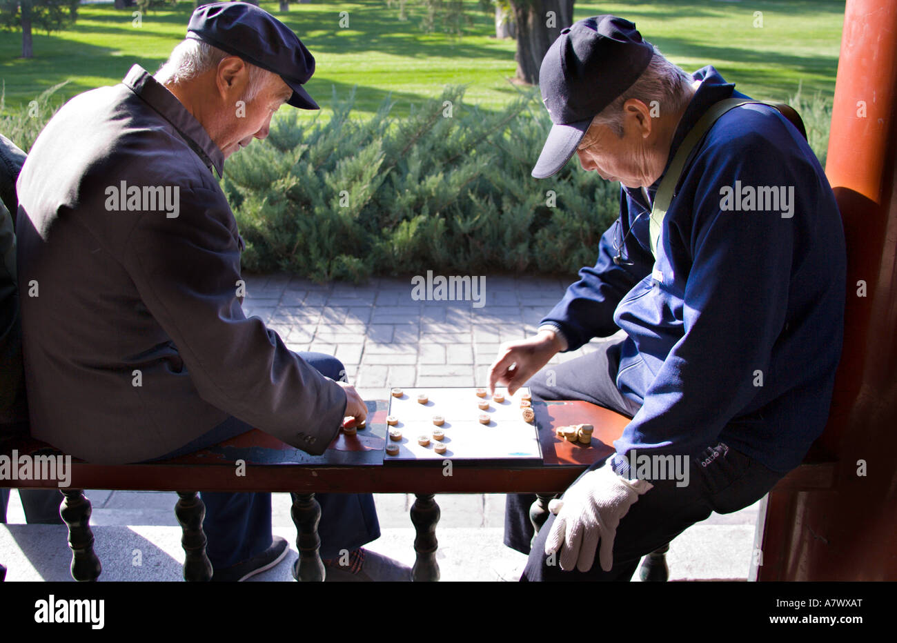 CHINA BEIJING ältere chinesische Männer Chinese Checkers oder chinesische Schach spielen Stockfoto