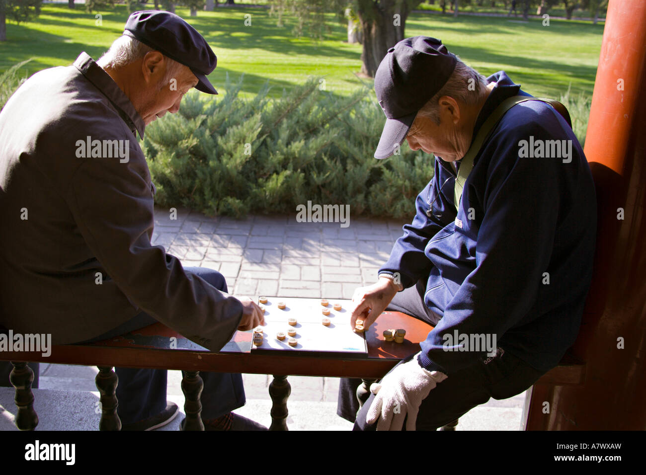 CHINA BEIJING ältere chinesische Männer Chinese Checkers oder chinesische Schach spielen Stockfoto