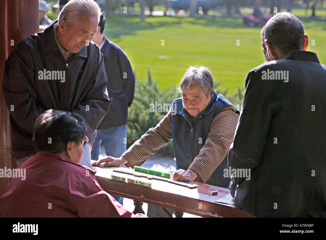 CHINA BEIJING ältere chinesische Männer und Frauen im Pavillon des Tempel des Himmels Park Domino spielen Stockfoto