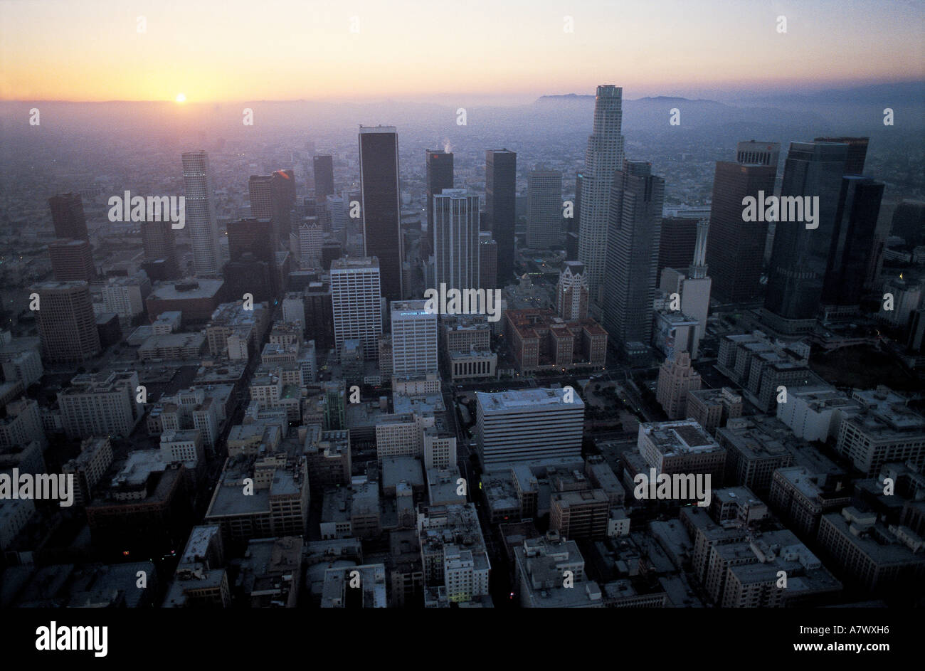 USA, California, Los Angeles, Innenstadt (Luftbild) in der Dämmerung Stockfoto