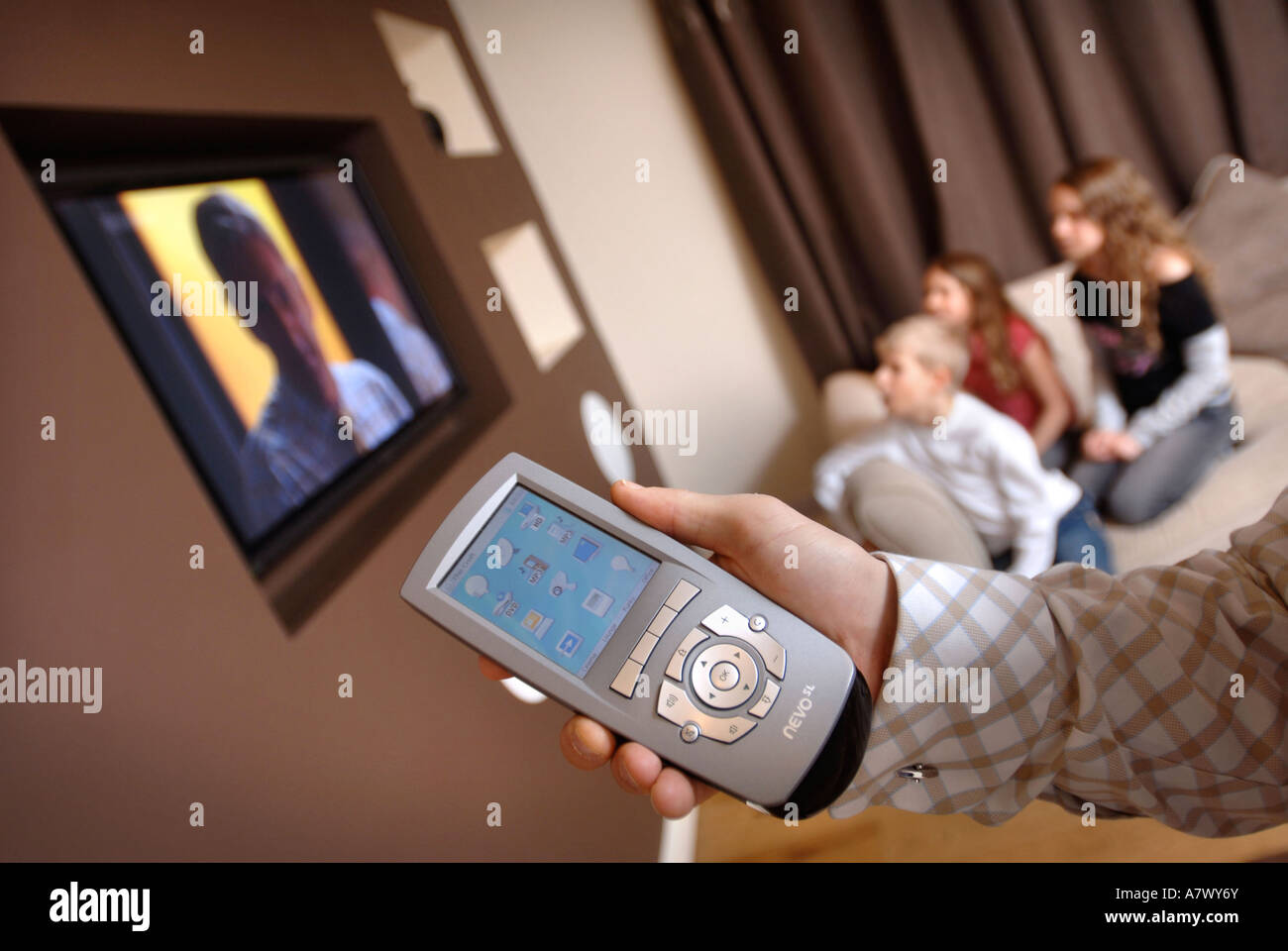 EINE FERNBEDIENUNG, DIE DARAUF ABZIELEN, EIN BEDIENFELD IN EINEM INTELLIGENTEN HAUS Stockfoto