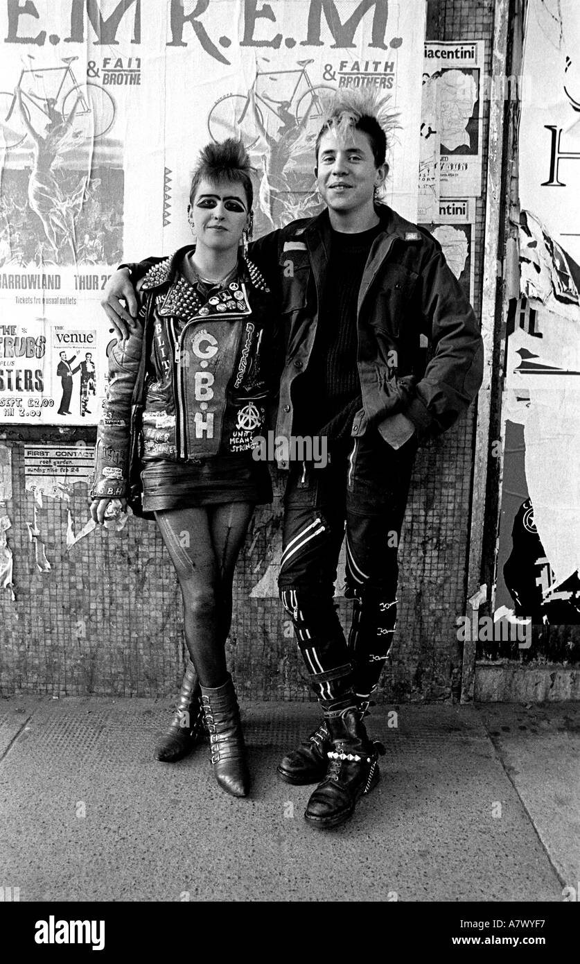 Zwei junge Punks lächelnd gekleidet in Leder und ZIP Hosen und Cutomised Lederjacken in Glasgow, 1985 Stockfoto
