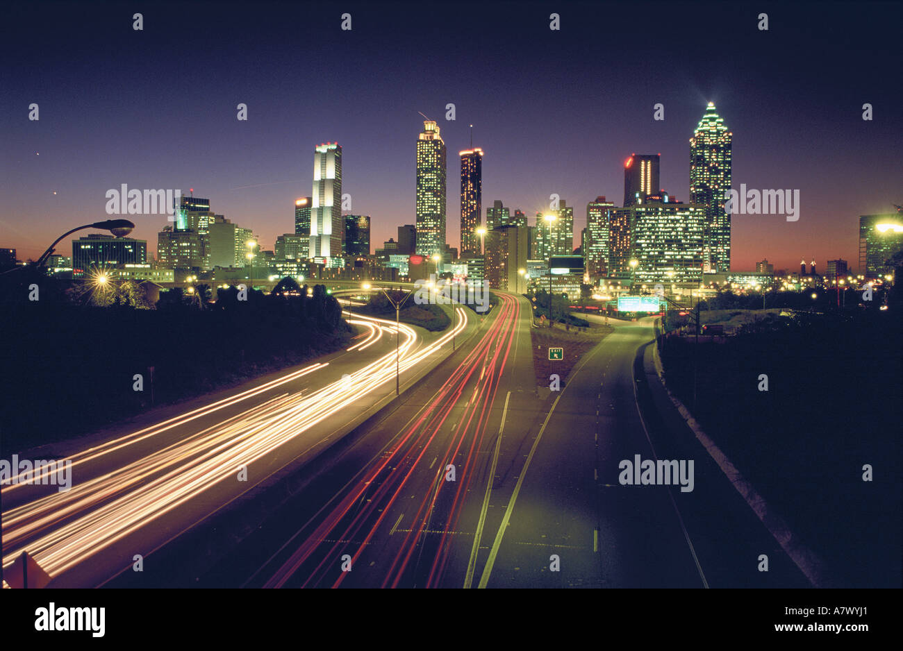 USA, Georgia, Atlanta, Überblick über die Stadt und die Autobahn durch die Stadt Stockfoto