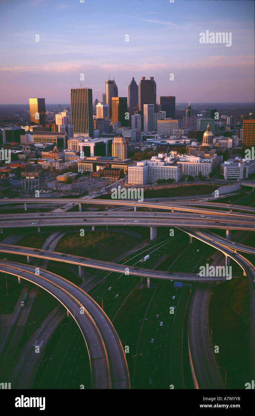 USA, Georgia, Atlanta, Überblick über die Stadt und die Autobahn, die durch das Herz der Stadt geht Stockfoto