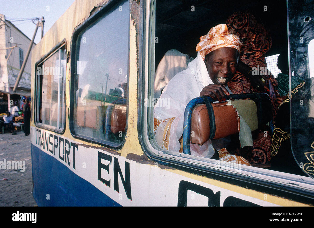 Senegal St. Louis Region, Altstadt, Ortsbus (Linie fast) wartet auf seine Passagiere, Smiley Passagier Stockfoto