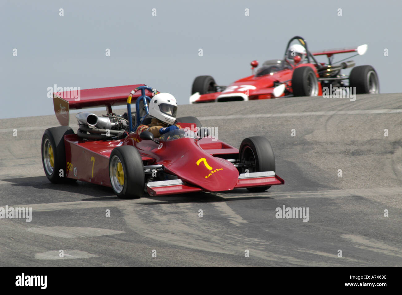 Tom Pixley in seinem 1978 Wheeler Super Vee, gefolgt von Yves Boode 1972 seinen Martini Mk9 F3 Oldtimer Grand Prix Au Grattan Stockfoto