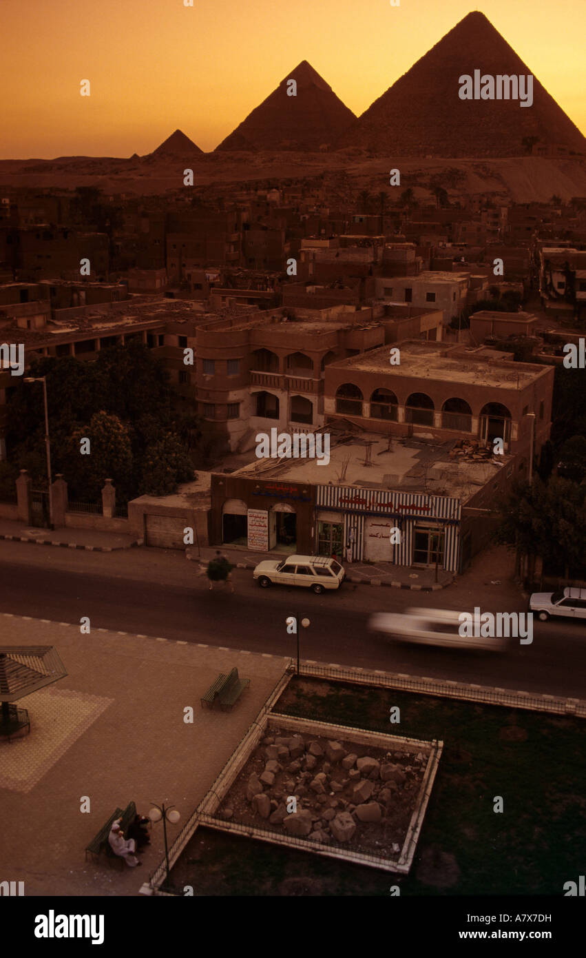 Agypten, Giza, moderne Stadt mit Pyramiden Stockfoto