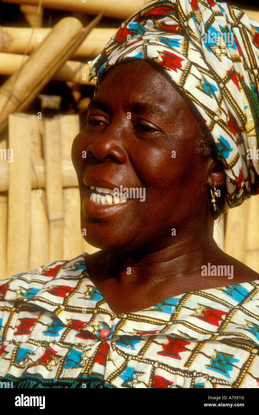 Ghana: Assin Asamankese Co-op, Ölpalme Millers Gesellschaft, Mary Nuamah, Manager und Schatzmeister, in Tracht, März Stockfoto