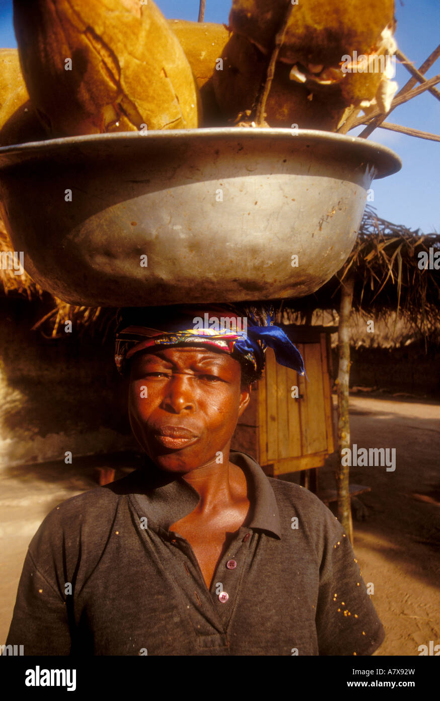 Ghana: Boku (Brong-Ahafo Region), Frau mit Pan am Kopf gefüllt mit Baobob Früchten als Appetitanreger, März verwendet werden. Stockfoto