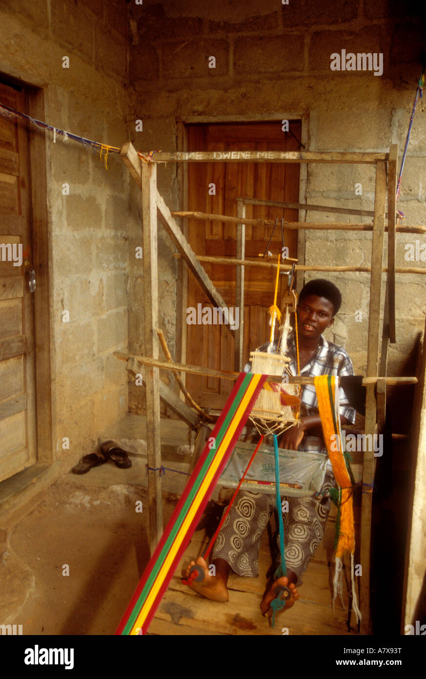 Ghana: Bonwire (Ashanti Region), weibliche Kente Tuch Weaver, Gifty Oforiwaa, März. Stockfoto
