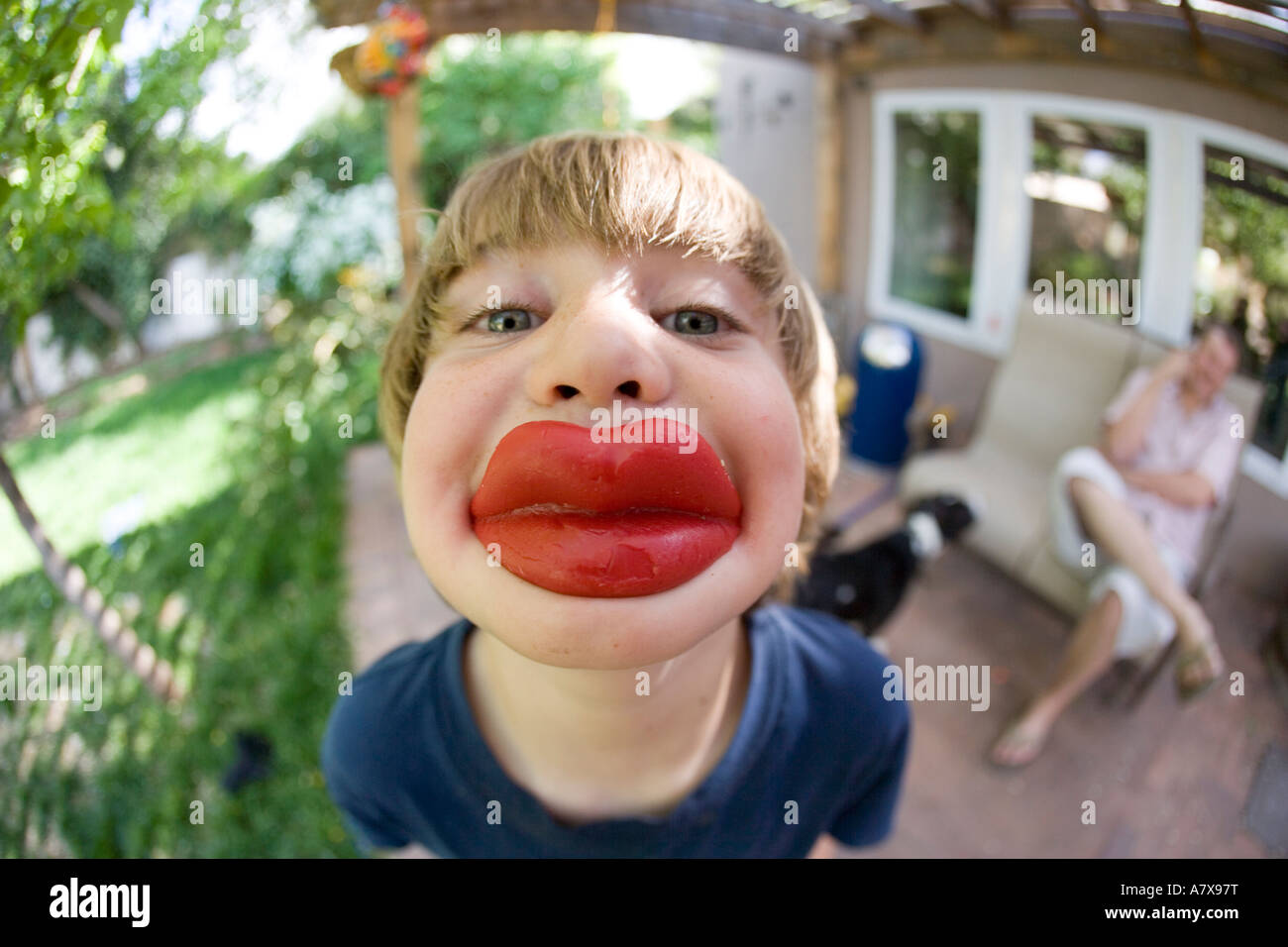 Junge mit roten gewachste Lippen, fisheye-Objektiv Stockfoto