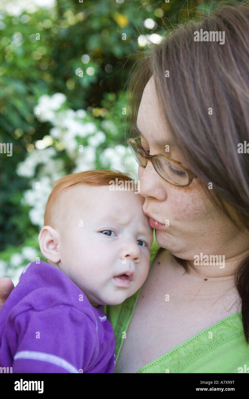 Nahaufnahme von Mutter beruhigend neugeborenes Mädchen im freien Stockfoto