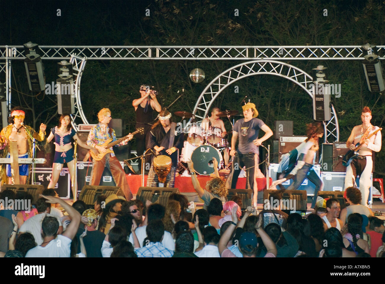 Rock'n'Roll-Band, die erklingt in Scream Frühlingskonzert auf Bühne Kenting Taiwan China Stockfoto