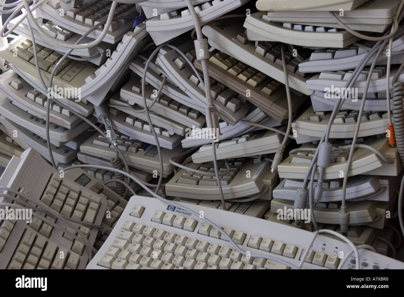 Haufen Sie Alter Computer-Tastaturen für das recycling Stockfoto