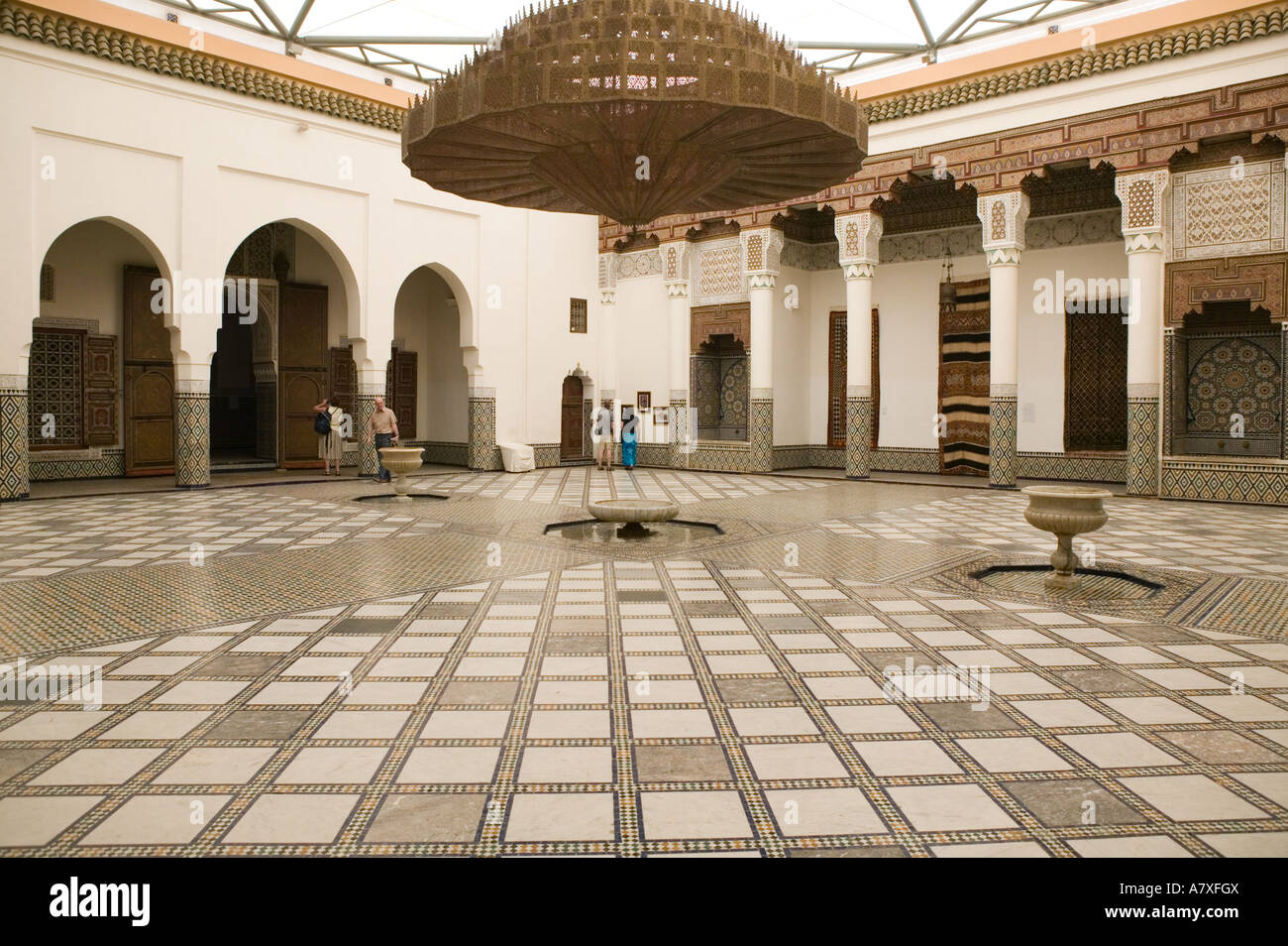 Marokko, Marrakesch: Musee de Marrakesch (untergebracht in einem restaurierten 19. Jahrhundert Riad: Dar Mnebbi) Innenhof Stockfoto
