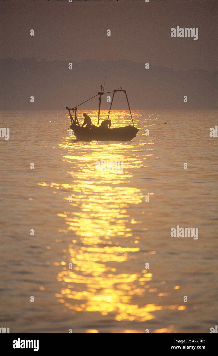 Angeln Boot Sonnenaufgang Fuengirola Spanien Andalusien ruhige launisch Reflexion Meerwasser Stockfoto