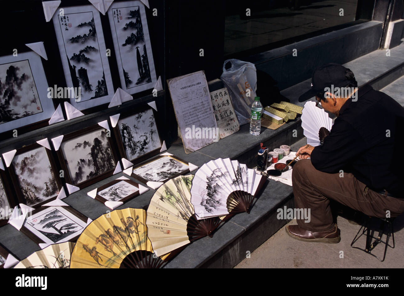 Asien, China, Provinz Anhui Huangshan City. Künstler malt Huangshan Szenen auf Fans außerhalb Tunxi alte Street shop Stockfoto
