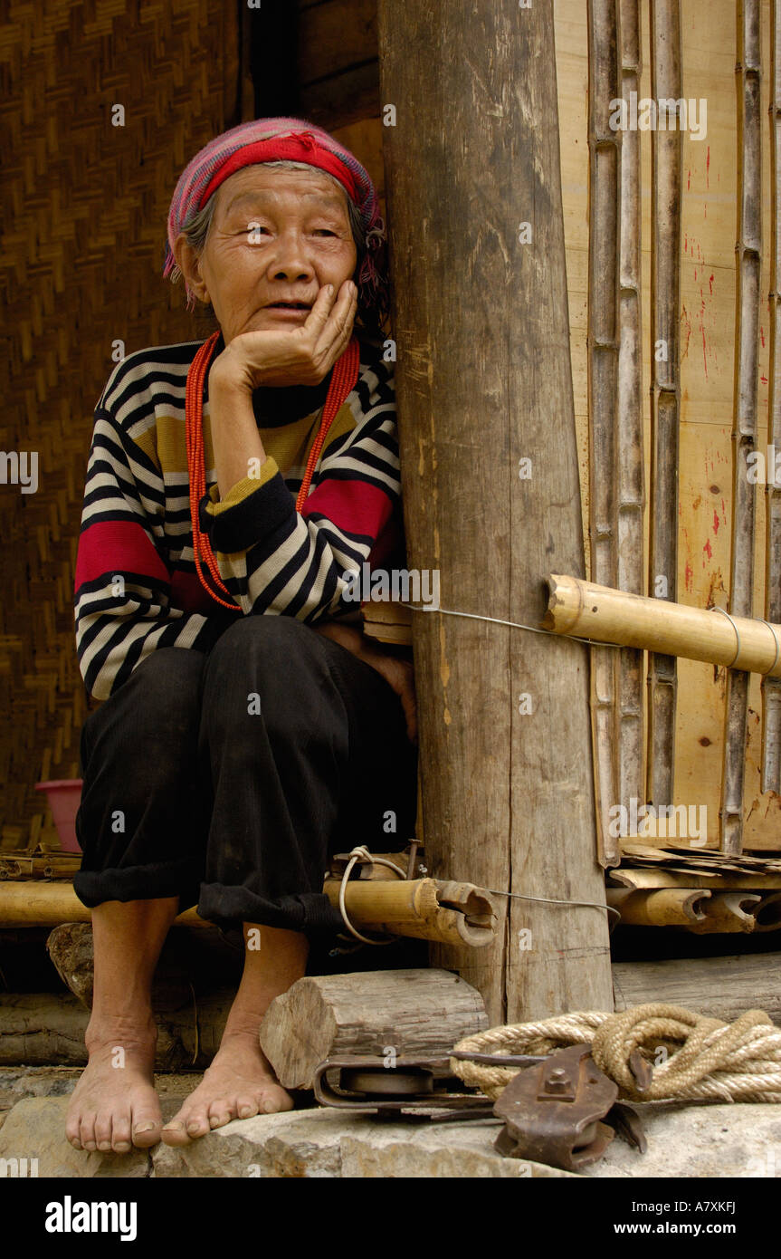 Schwarz Lisu ethnische Minderheit Frau. in der Nähe von Fulong. Nujiang Präfektur. Provinz Yunnan. CHINA Stockfoto