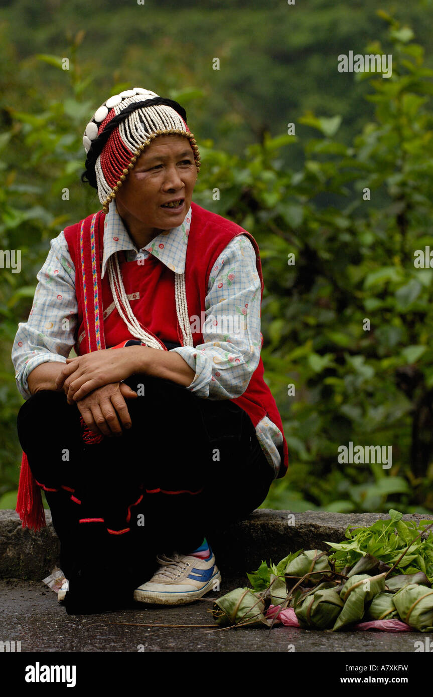 Schwarz Lisu ethnische Minderheit Frau. Am Markt in der Nähe von Fugong. Nujiang Präfektur. Provinz Yunnan. CHINA Stockfoto