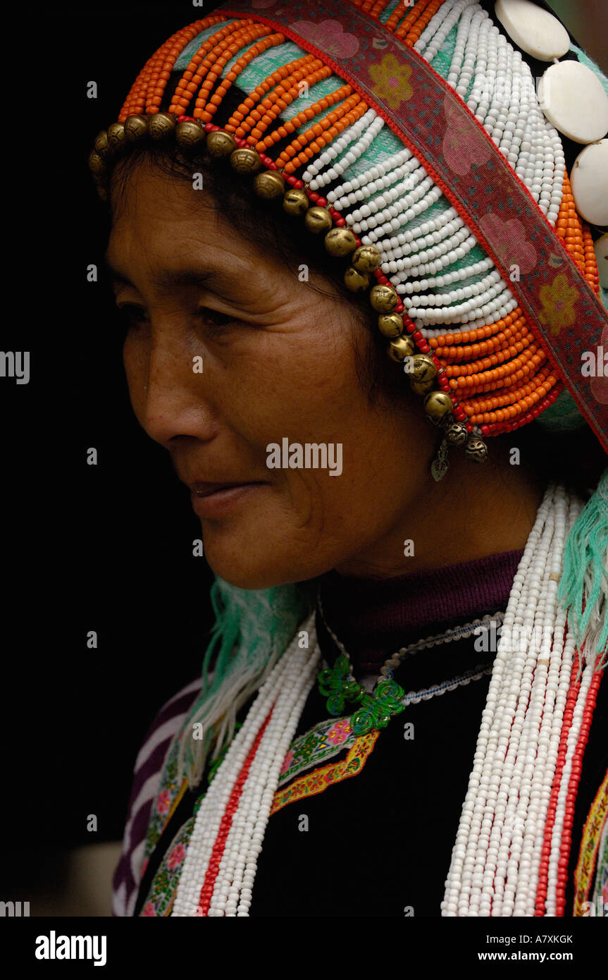 Schwarz Lisu ethnische Minderheit Frau. Am Markt in der Nähe von Fugong. Nujiang Präfektur. Provinz Yunnan. CHINA Stockfoto