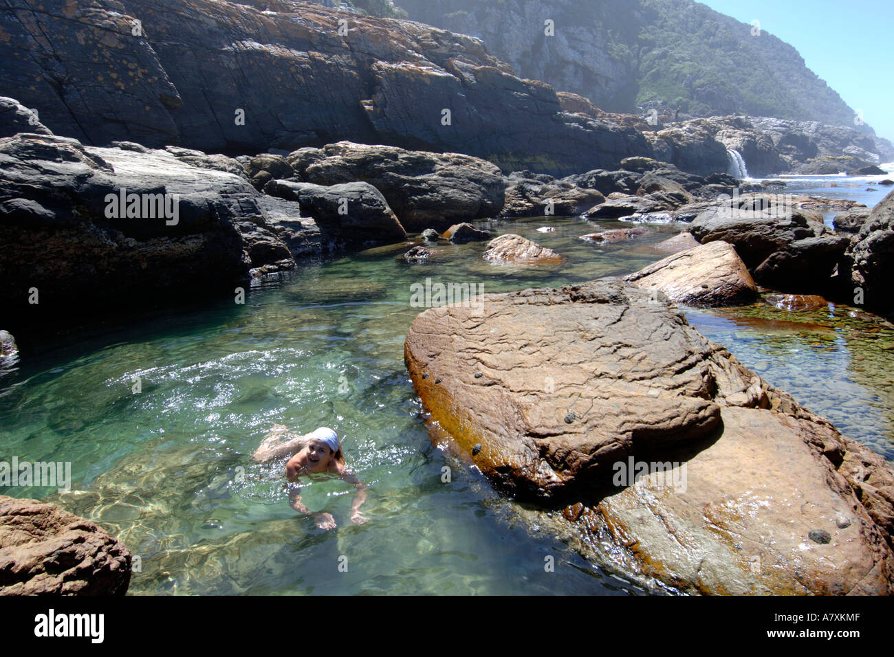 Ein Madchen Schwimmen In Einem Rock Pool Entlang Der Otter Trail