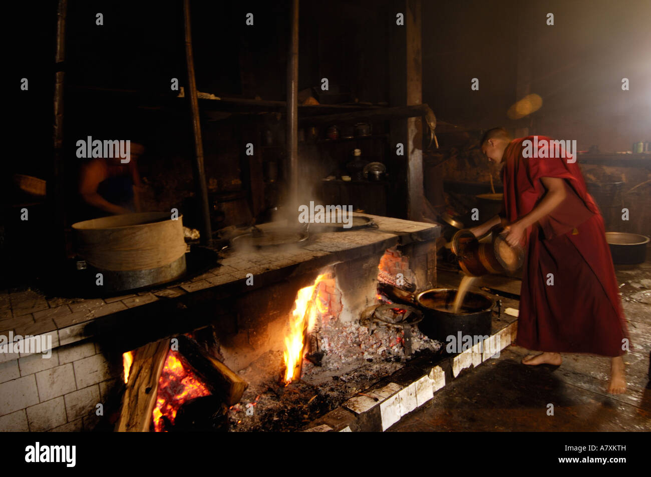 Yak-Buttertee in der Küche des Songzhanling Klosters zu machen. Zhongdian. Deqin tibetischen autonyme Präfektur. Provinz Yunnan Stockfoto