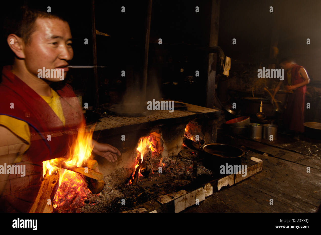 Yak-Buttertee in der Küche des Songzhanling Klosters zu machen. Zhongdian. Deqin tibetischen autonyme Präfektur. Provinz Yunnan Stockfoto
