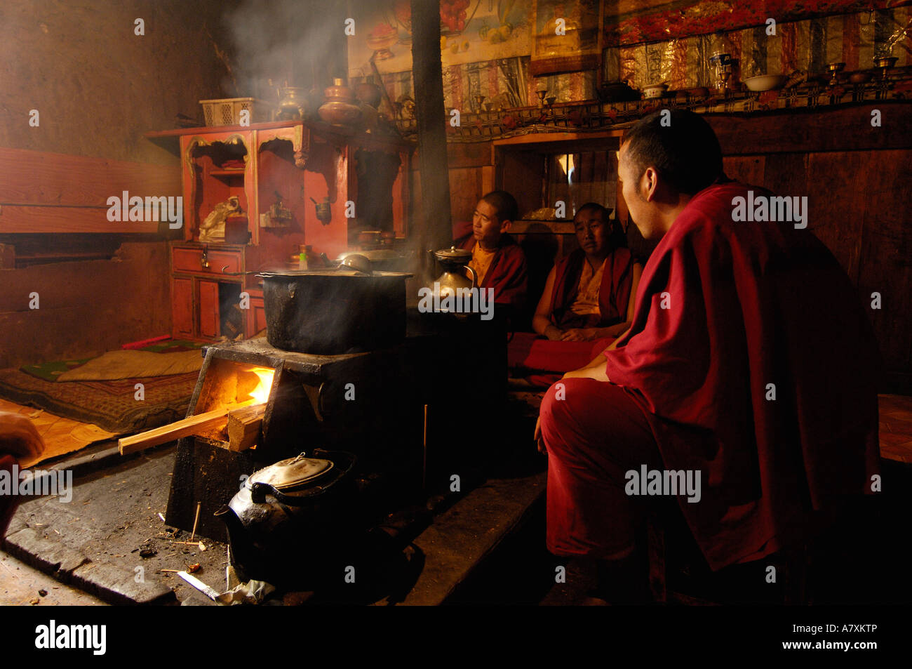 Yak-Buttertee in der Küche des Songzhanling Klosters zu machen. Zhongdian. Deqin tibetischen autonyme Präfektur. Provinz Yunnan Stockfoto