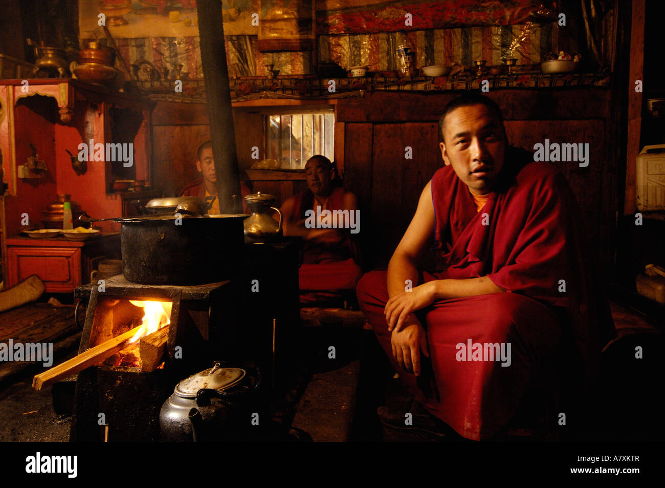 Yak-Buttertee in der Küche des Songzhanling Klosters zu machen. Zhongdian. Deqin tibetischen autonyme Präfektur. Provinz Yunnan Stockfoto