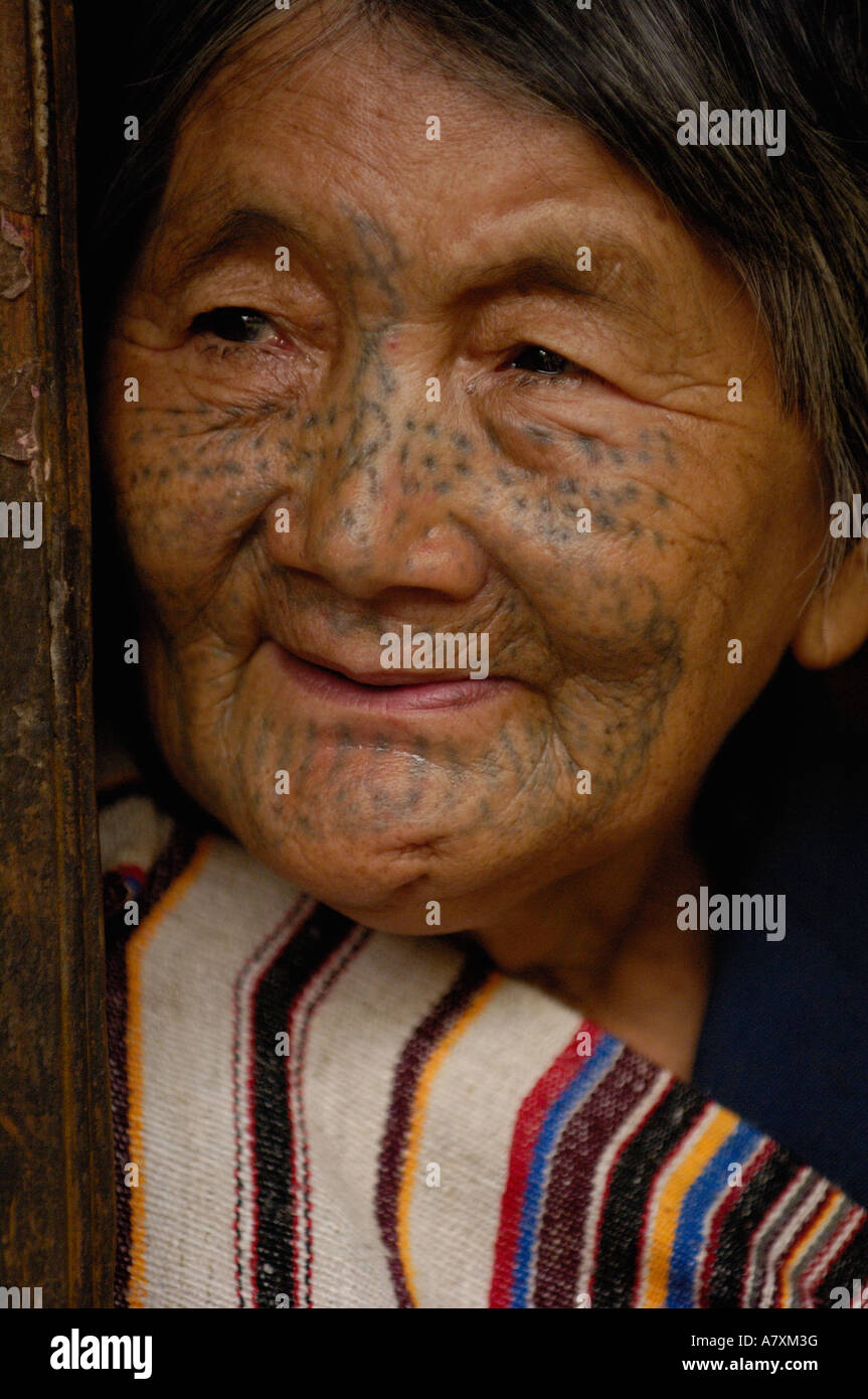 Dulon Frau geboren 1942 und Gesicht tätowiert in 8 Jahren. Longyuan Dorf in Dulon County. 7 Stunden von Gongshan. Provinz Yunnan Stockfoto