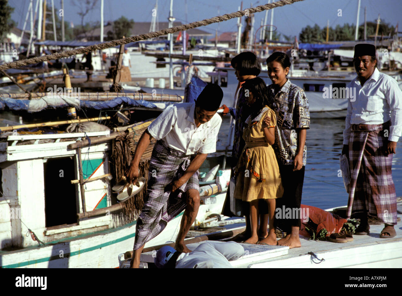 Asien, Indonesien, Süd-Sulawesi, Ujung Pandang. Einheimischen am Boot, Bugis Prahus Stockfoto