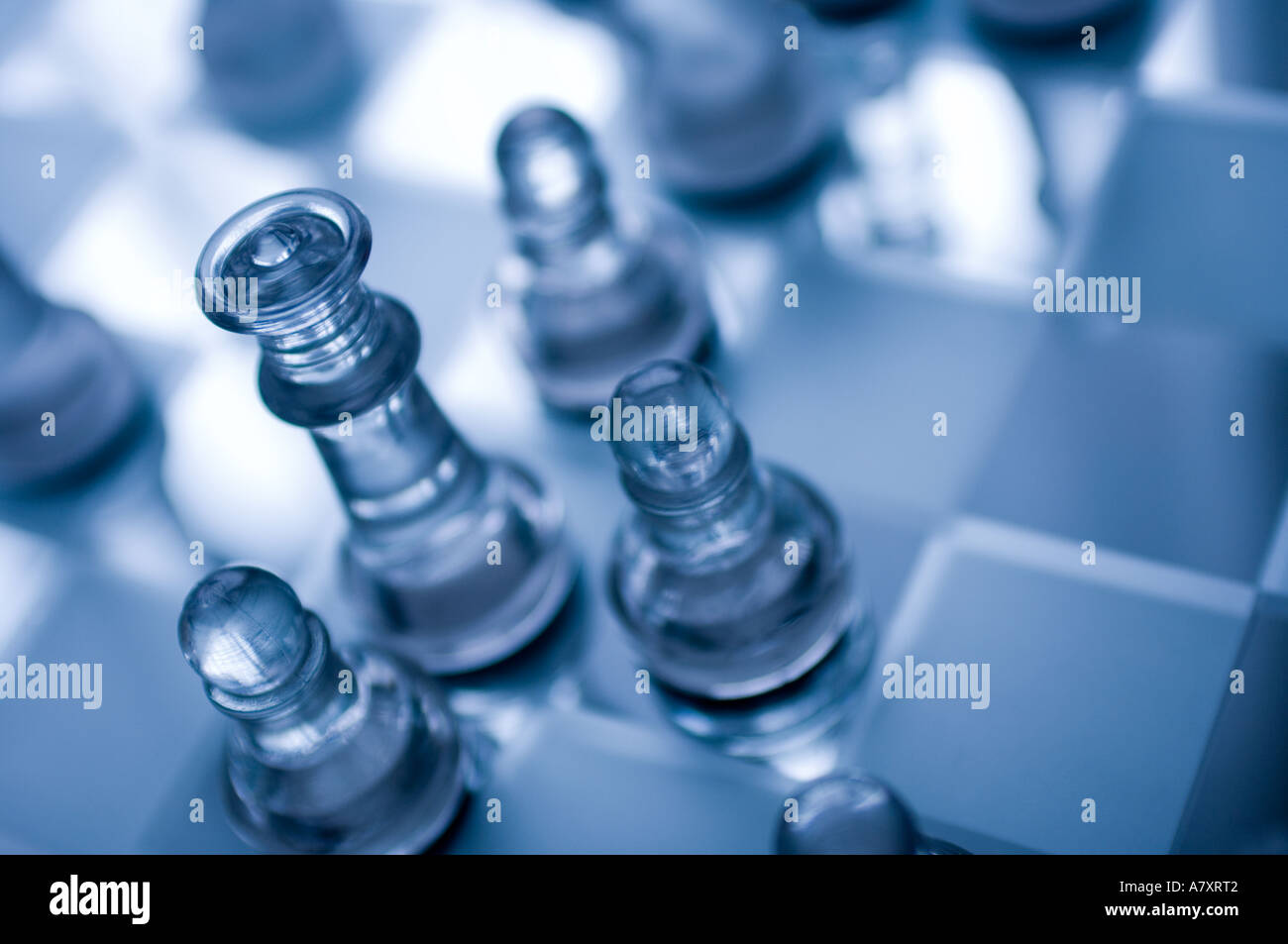 Schachfiguren in blauem Glas Stockfoto
