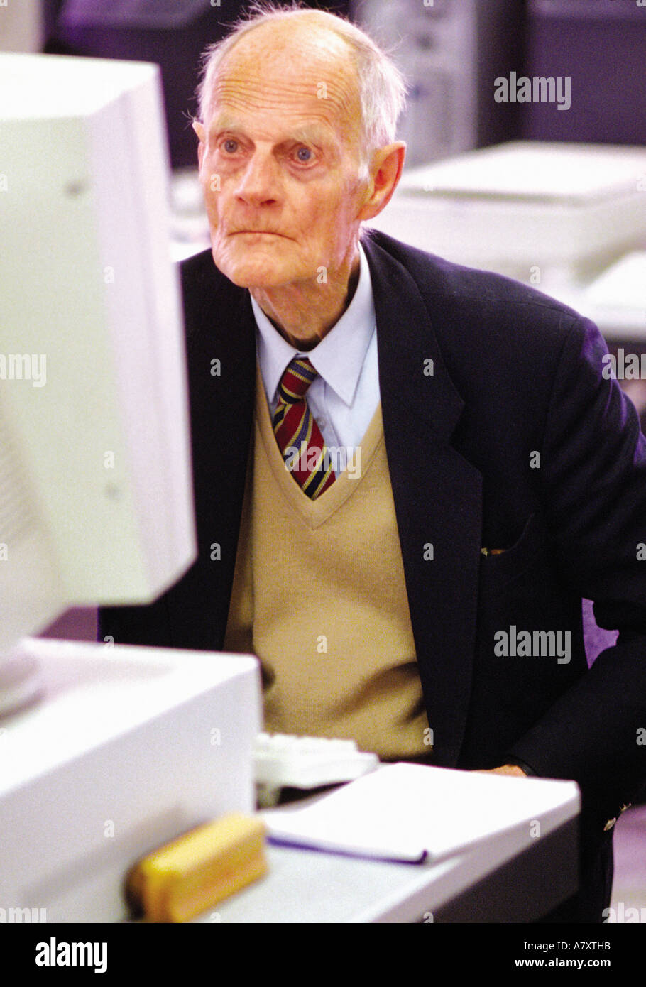 Reifen älteren Computer freundlich Lernenden Studie Erwachsenenbildung nie zu spät zu lernen, es Schriftsteller Schüler wieder in die Schule 60 70 oap Stockfoto