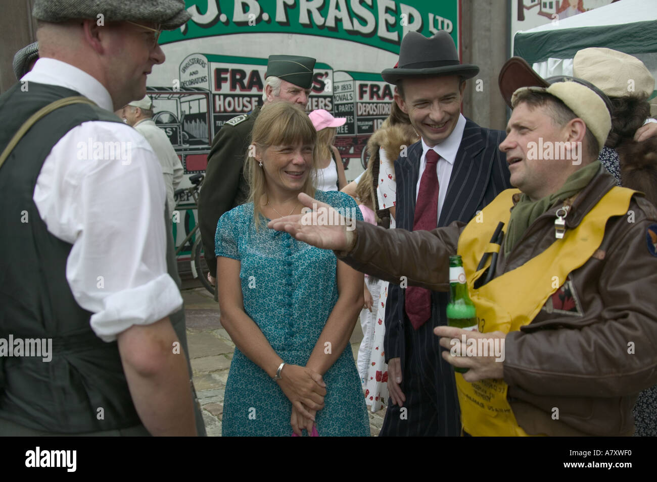 1940ER JAHREN ENTHUSIASTEN IM WK2 REENACTMENT Stockfoto