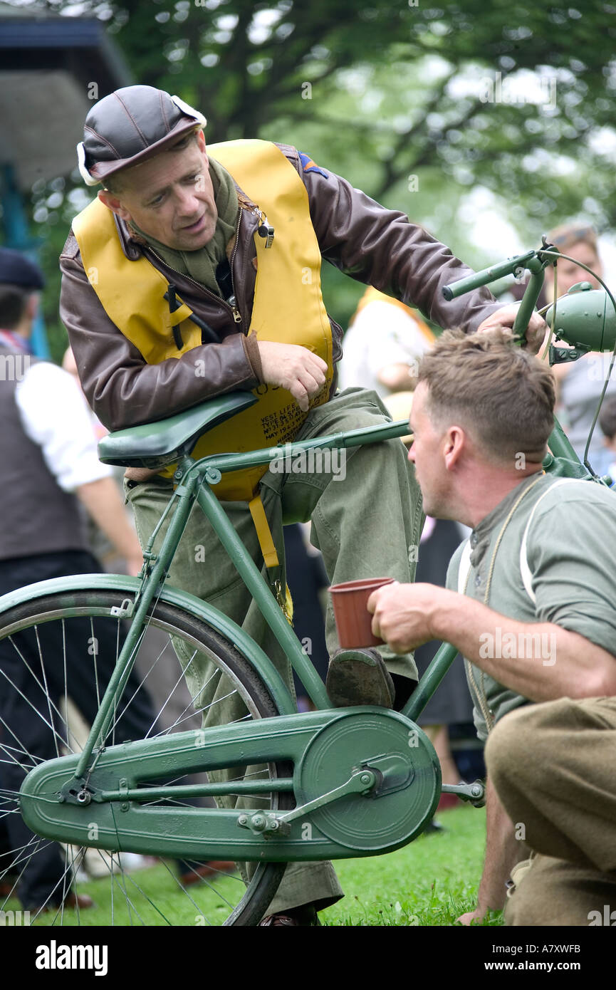 ENTHUSIASTEN IN WELTKRIEG ZWEI AMERIKANISCHE ARMEE HISTORISCHEN UNIFORMEN Stockfoto