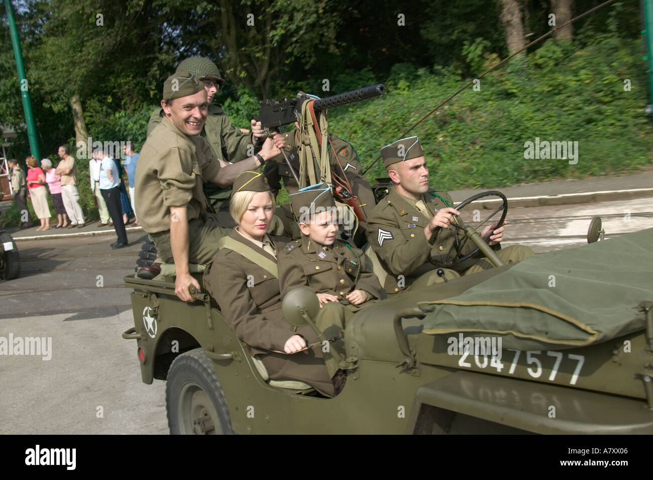 WELTKRIEG ZWEI ENTHUSIASTEN IN MILITÄR UNIFORMEN Stockfoto