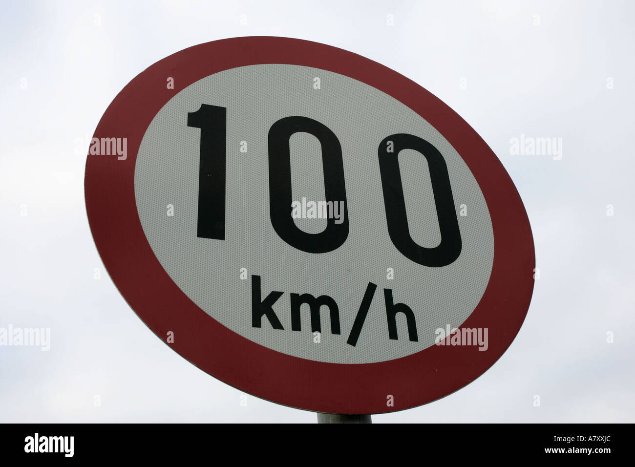 100 Kilometer pro Stunde km h Achtung Verkehr melden Sie außerhalb Letterkenny County Donegal Irland Stockfoto