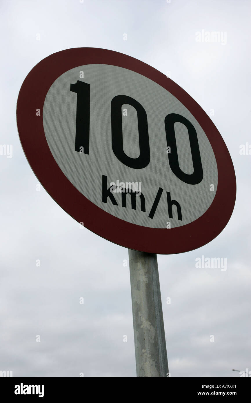 100 Kilometer pro Stunde km h Achtung Verkehr melden Sie außerhalb Letterkenny County Donegal Irland Stockfoto