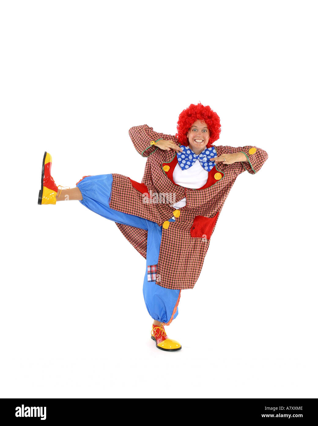 Clown, Ausschnitt weißen Hintergrund Studio Kick Erfolg lustige dumme bunt rot blau gelb Kostüm Lächeln Lachen Fliege tanzen Stockfoto