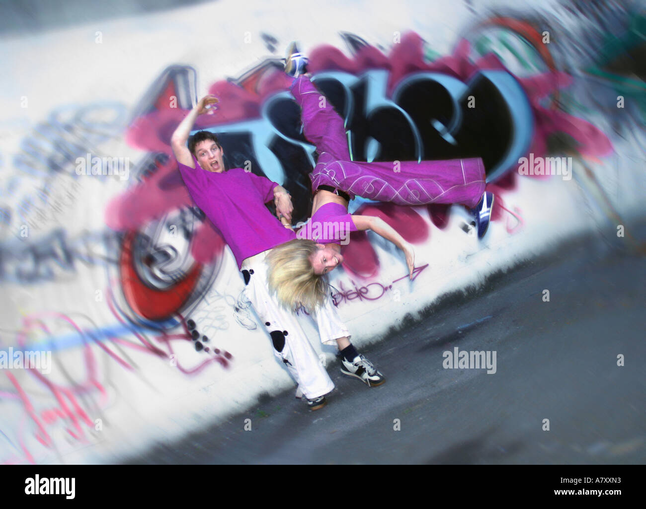 Wagenrad Wand funky groovy flip Salto tumble Graffiti breakdance Breakdance spinning Auswirkungen plain Stockfoto