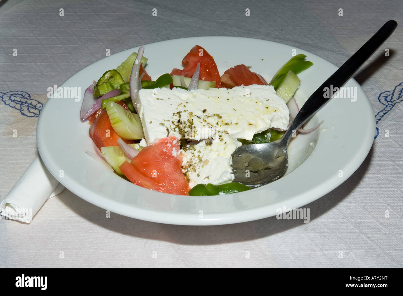 Griechischer Salat. Xero Combo, Leros, Dodekanes, Griechenland. Stockfoto