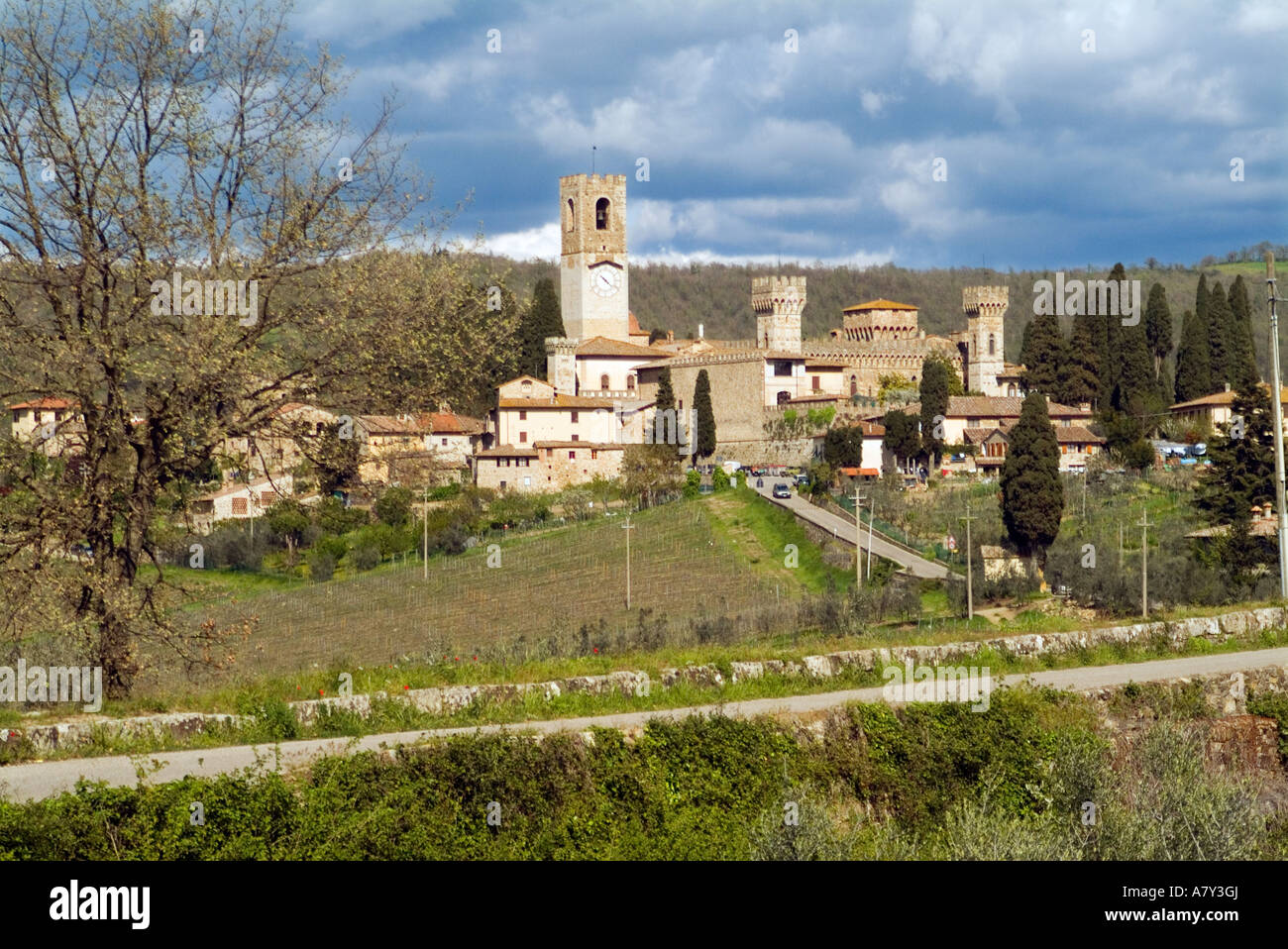 Wolken Wabern über ein Schloss, grüne Landschaft und Weinberge in Badia Passignano im Bereich Tuscany Italien, Europa. Stockfoto